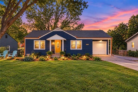 Photo of 3330 Blue Ridge Boulevard, Independence, MO 64052 (MLS # 2648740)