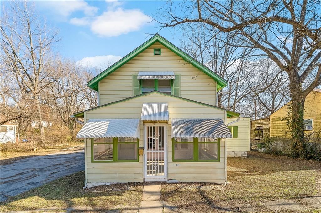 Photo of 6821 Bales Avenue, Kansas City, MO 64132 (MLS # 2591970)