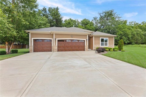 Photo of 5024 78th Way, Kansas City, MO 64151 (MLS # 2639222)