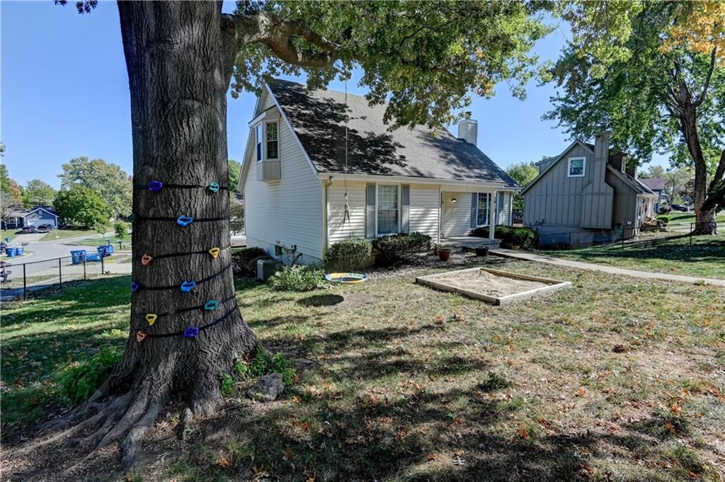 Photo of 1913 Place Liberte Drive, Liberty, MO 64068 (MLS # 2583121)