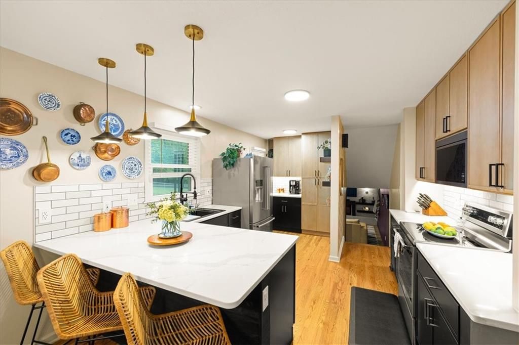 Photo of 920 W 100 Street, Kansas City, MO 64114 (MLS # 2618588)