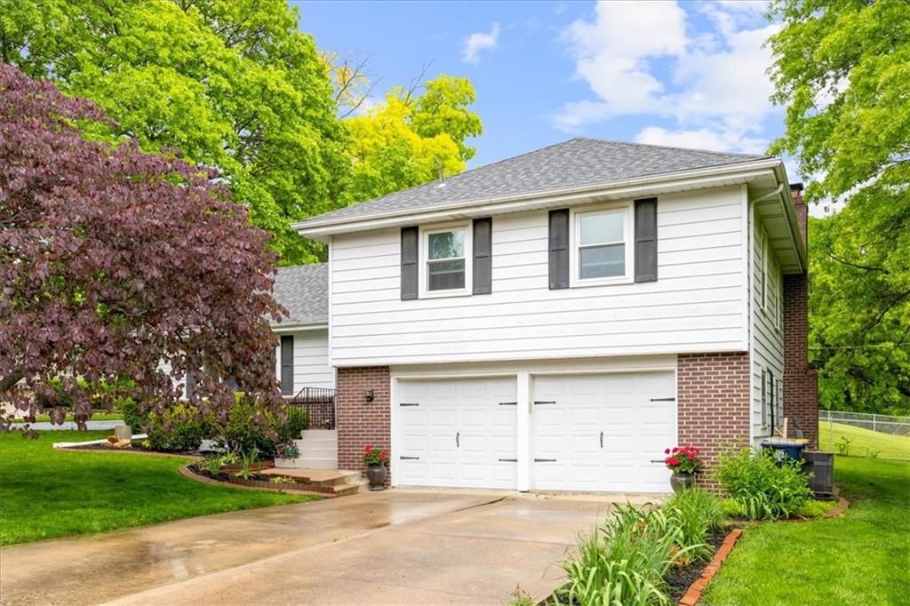 Photo of 920 W 100 Street, Kansas City, MO 64114 (MLS # 2618588)