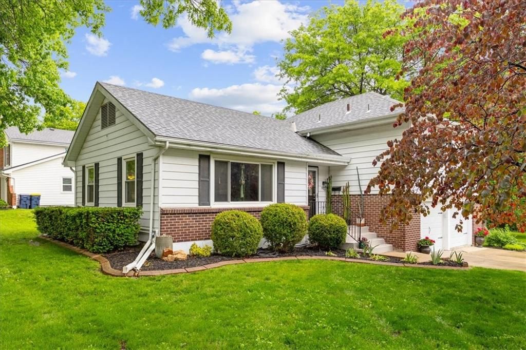 Photo of 920 W 100 Street, Kansas City, MO 64114 (MLS # 2618588)