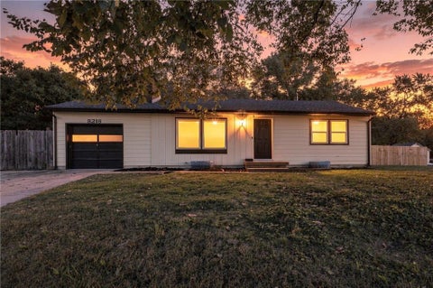 Photo of 8218 W 87th Street, Overland Park, KS 66212 (MLS # 2648470)