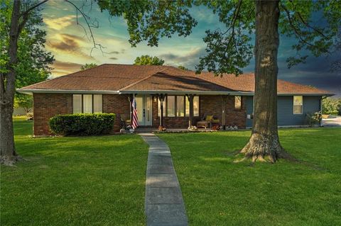 Photo of 801 Shona Drive, Gallatin, MO 64640 (MLS # 2618864)
