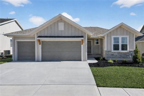 Photo of 17120 W 168th Place, Olathe, KS 66062 (MLS # 2619172)