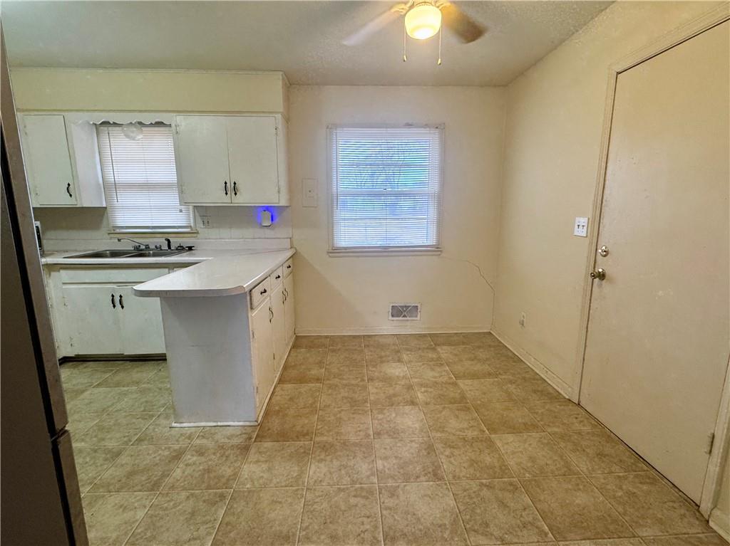 512 NW Lakeview Road