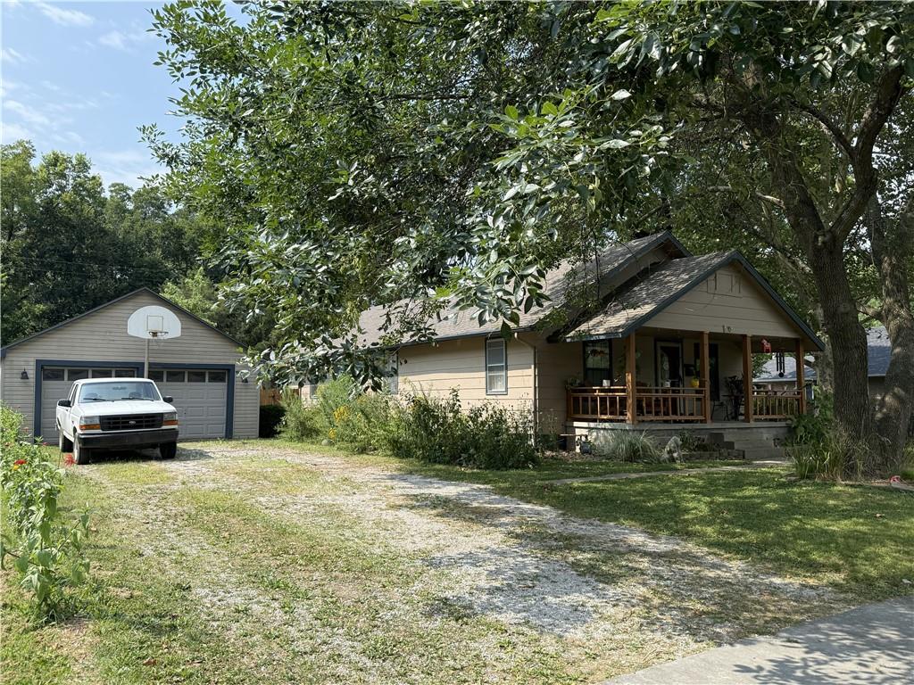 Photo of 912 E 10th Street, Pittsburg, KS 66762 (MLS # 2635148)