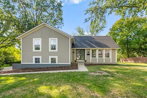 Photo of 9805 W 104th Terrace, Overland Park, KS 66212 (MLS # 2584616) Photo of 9805 W 104th Terrace, Overland Park, KS 66212 (MLS # 2584616)