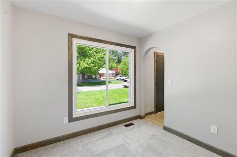 Tiny photo for 417 N Ridge Avenue, Liberty, MO 64068 (MLS # 2618700)