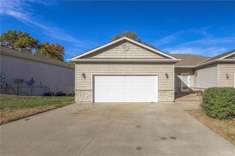 Photo of 10408 E 45th Terrace, Kansas City, MO 64133 (MLS # 2585221)