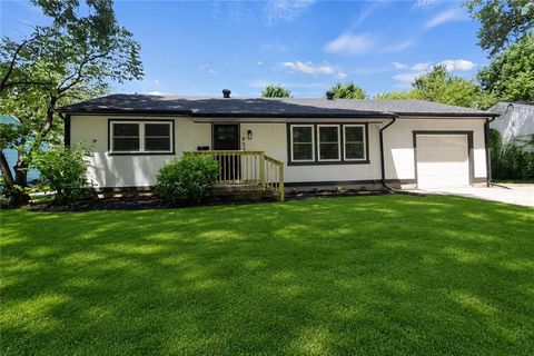 Photo of 825 S Weaver Street, Olathe, KS 66061 (MLS # 2625155)