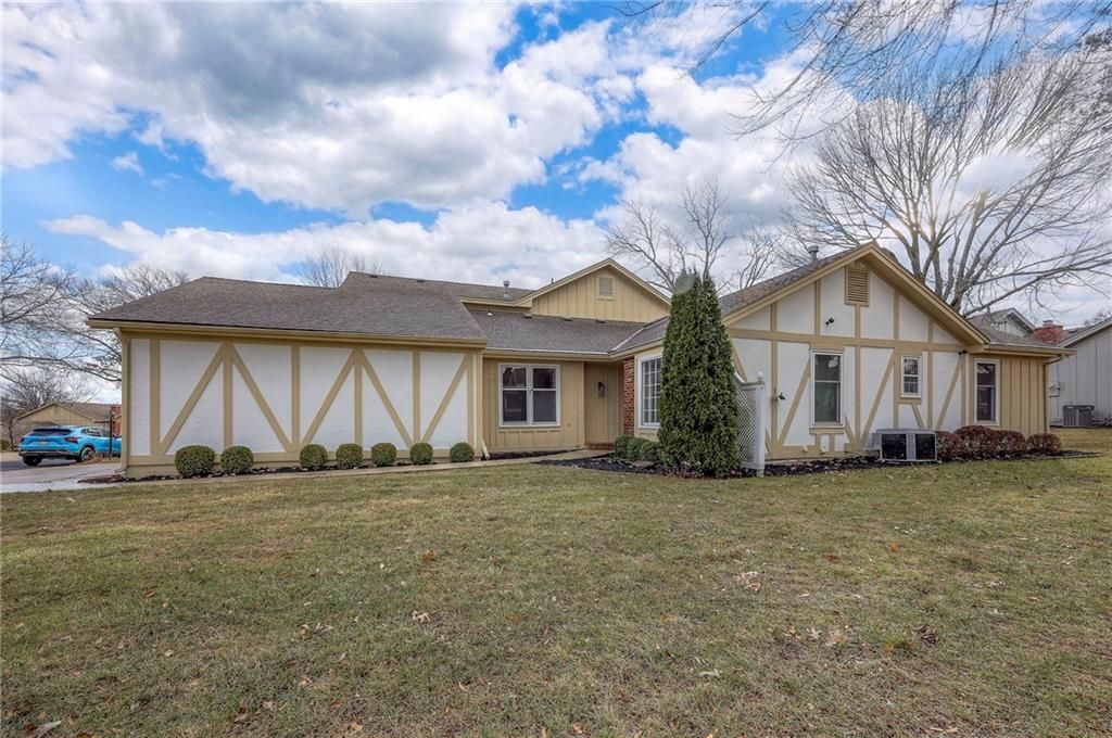 Photo of 7102 Mastin Street, Shawnee, KS 66203 (MLS # 2597514)