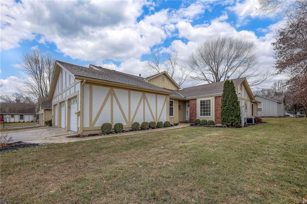 Photo of 7102 Mastin Street, Shawnee, KS 66203 (MLS # 2597514)