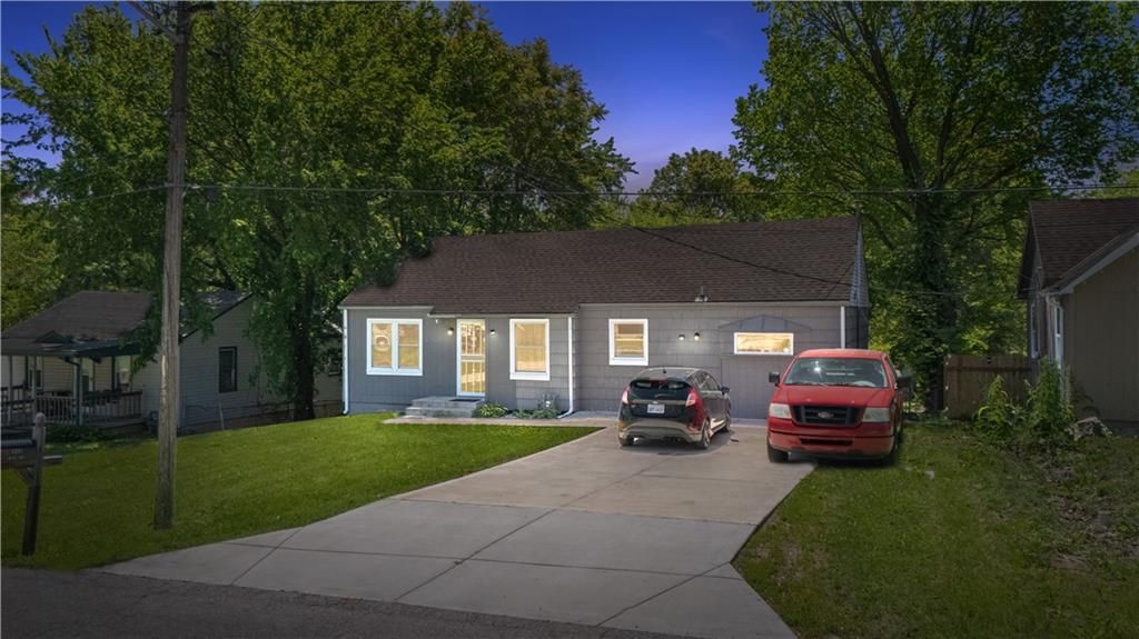 Photo of 5231 Edith Avenue, Kansas City, KS 66104 (MLS # 2608270)