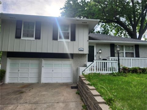Photo of 8844 Summit Street, Kansas City, MO 64114 (MLS # 2616877)