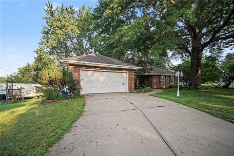 Photo of 420 Glendale Road, Liberty, MO 64068 (MLS # 2638425)