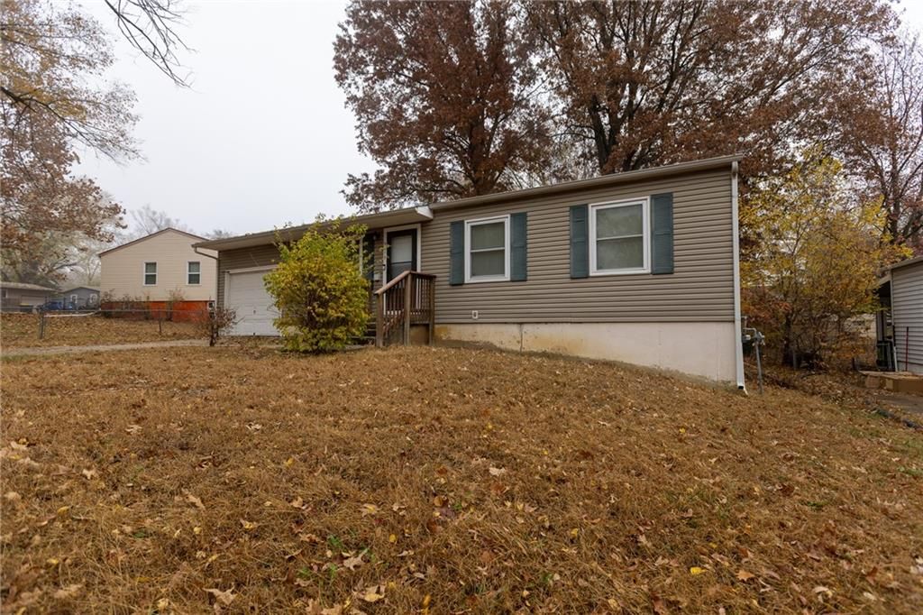 Photo of 9219 Lewis Avenue, Kansas City, MO 64138 (MLS # 2591996)