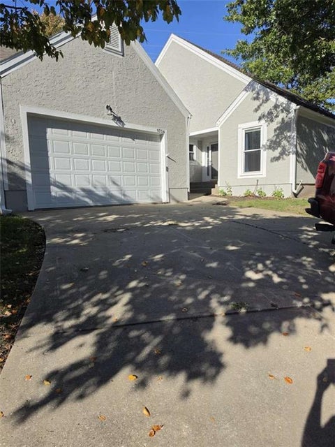 Photo of 9704 N Locust Drive, Kansas City, MO 64155 (MLS # 2647689)