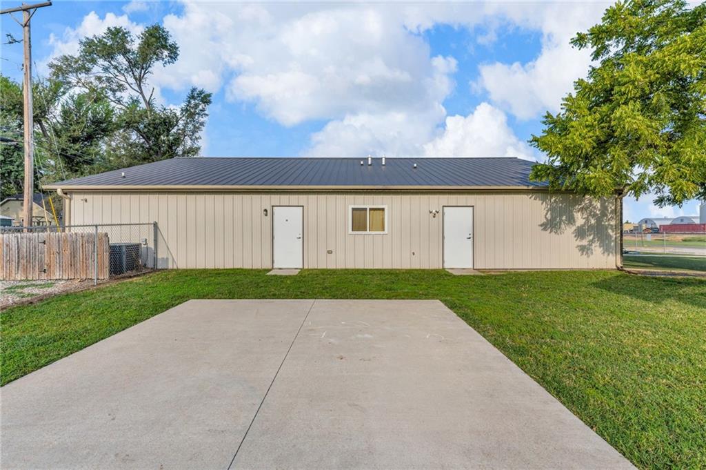 109 E Railroad Avenue