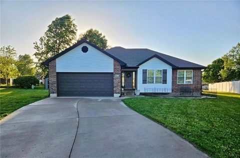 Photo of 413 E Lawn Circle, Odessa, MO 64076 (MLS # 2581609)