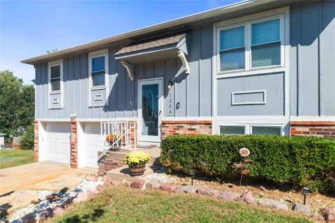 Photo of 1204 Trenton Place, Blue Springs, MO 64015 (MLS # 2646636)