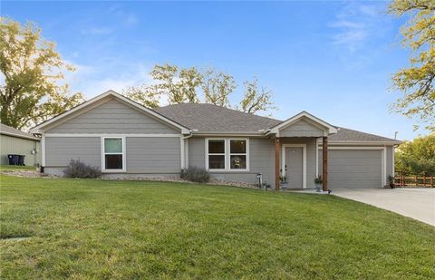 Photo of 3514 NE Monterey Avenue, Kansas City, MO 64117 (MLS # 2581572)