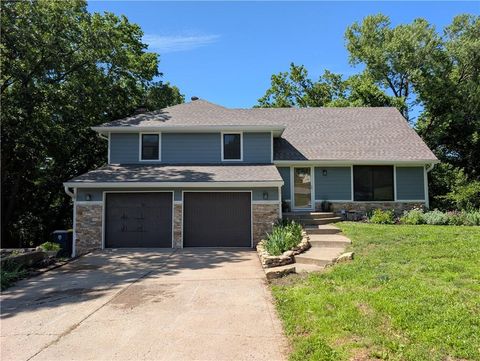 Photo of 7716 NW 69th Terrace, Kansas City, MO 64152 (MLS # 2625173)
