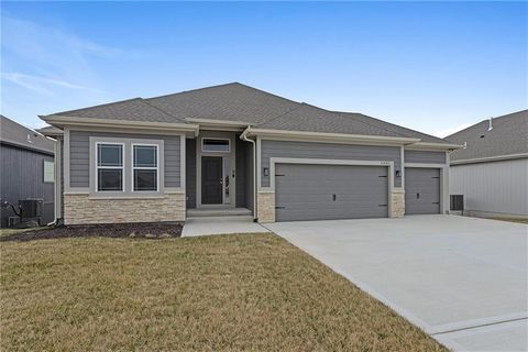 Photo of 11010 N Corrington Avenue, Kansas City, MO 64156 (MLS # 2627234)