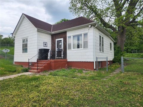 Photo of 2219 Dewey Street, St Joseph, MO 64505 (MLS # 2617928)