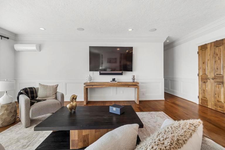 121 W 48th Street 2005