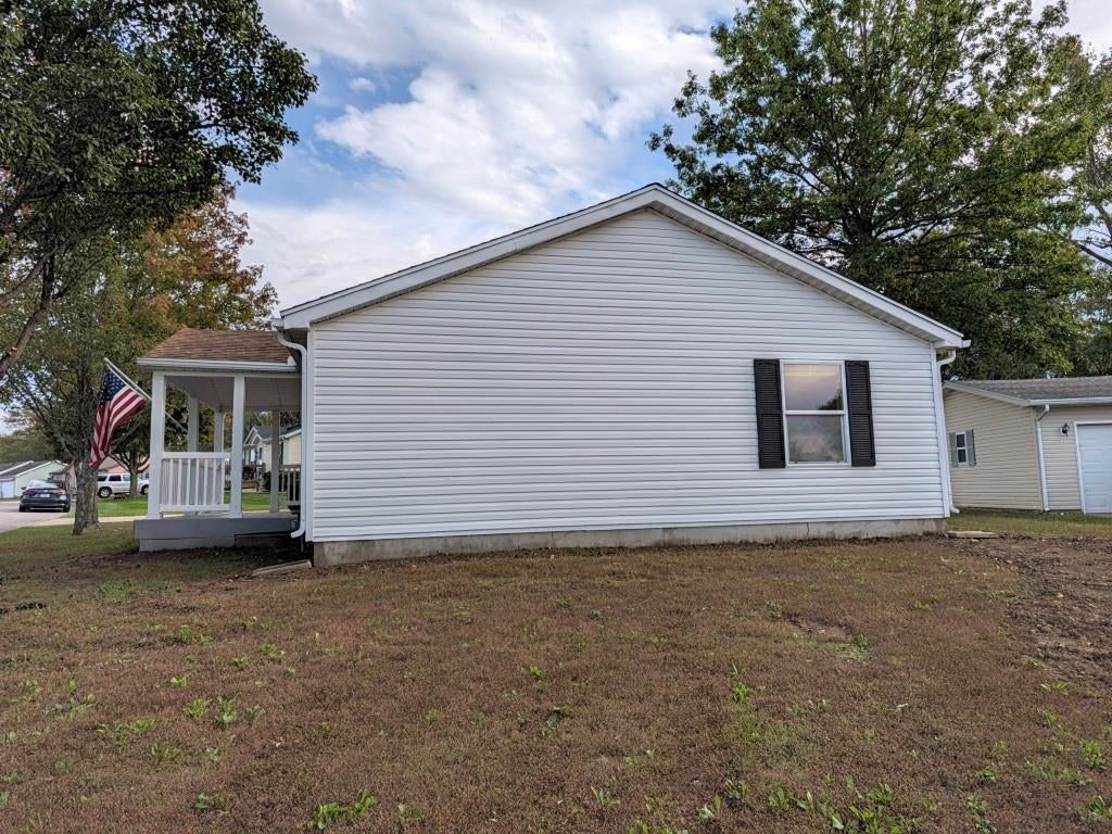 846 NE White Oaks Lane