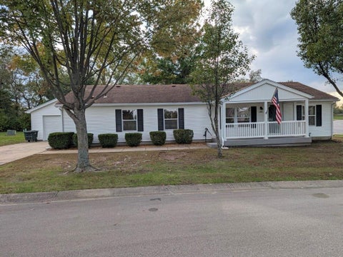 Photo of 846 NE White Oaks Lane, Oak Grove, MO 64075 (MLS # 2647929)