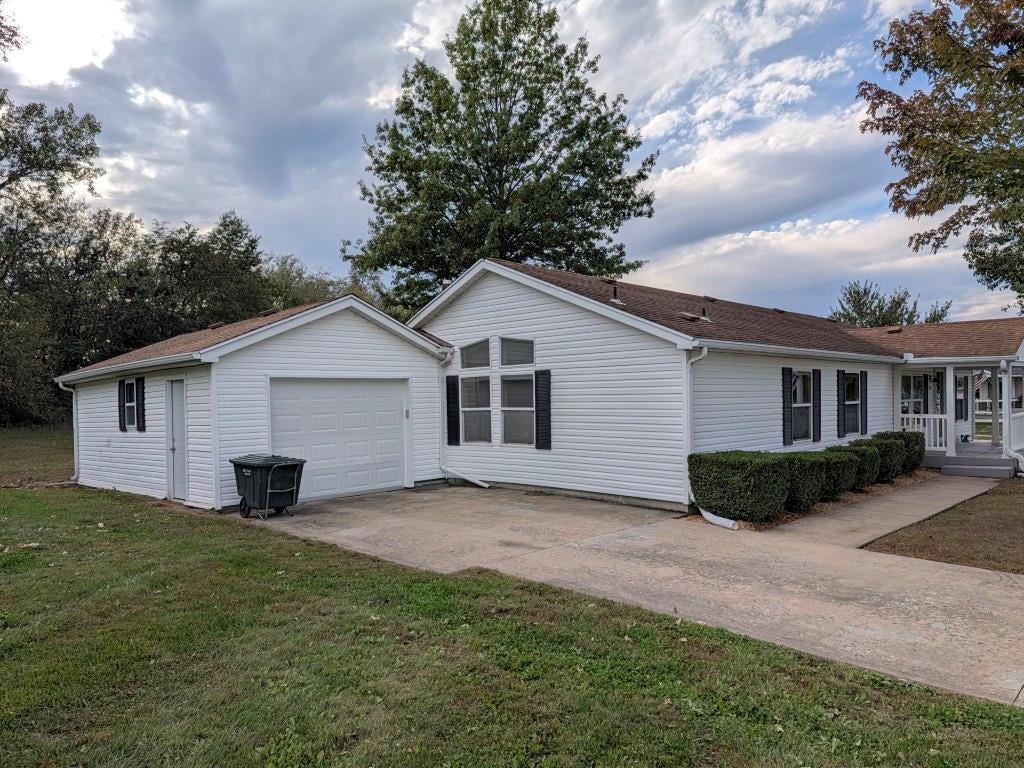 846 NE White Oaks Lane