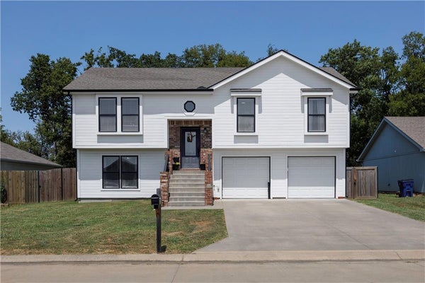 110 E JOHN ST, COFFEYVILLE, KS 67337 - Image 9cfb89db1e611e120a9ceecc25d77f9e/1831094561