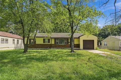 Photo of 310 SW 13th Street, Blue Springs, MO 64015 (MLS # 2642356)
