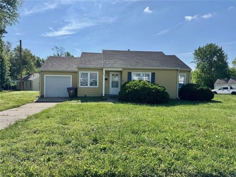 Photo of 405 10th Terrace, Warrensburg, MO 64093 (MLS # 2617211)