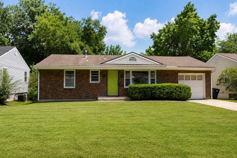 Photo of 13 W 89 Terrace, Kansas City, MO 64114 (MLS # 2629007)