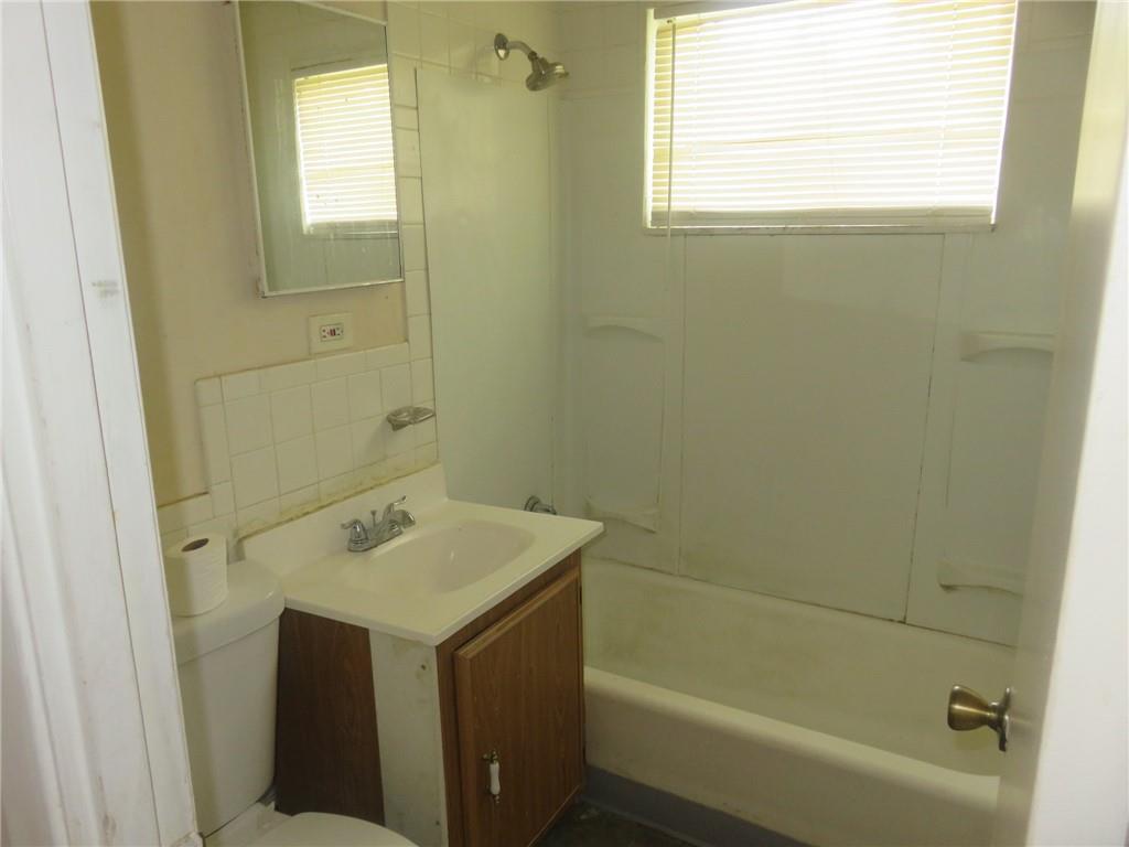 Kansas City, Missouri 64134, United States, 3 Bedrooms Bedrooms, ,1 BathroomBathrooms,Residential,Pending,185983