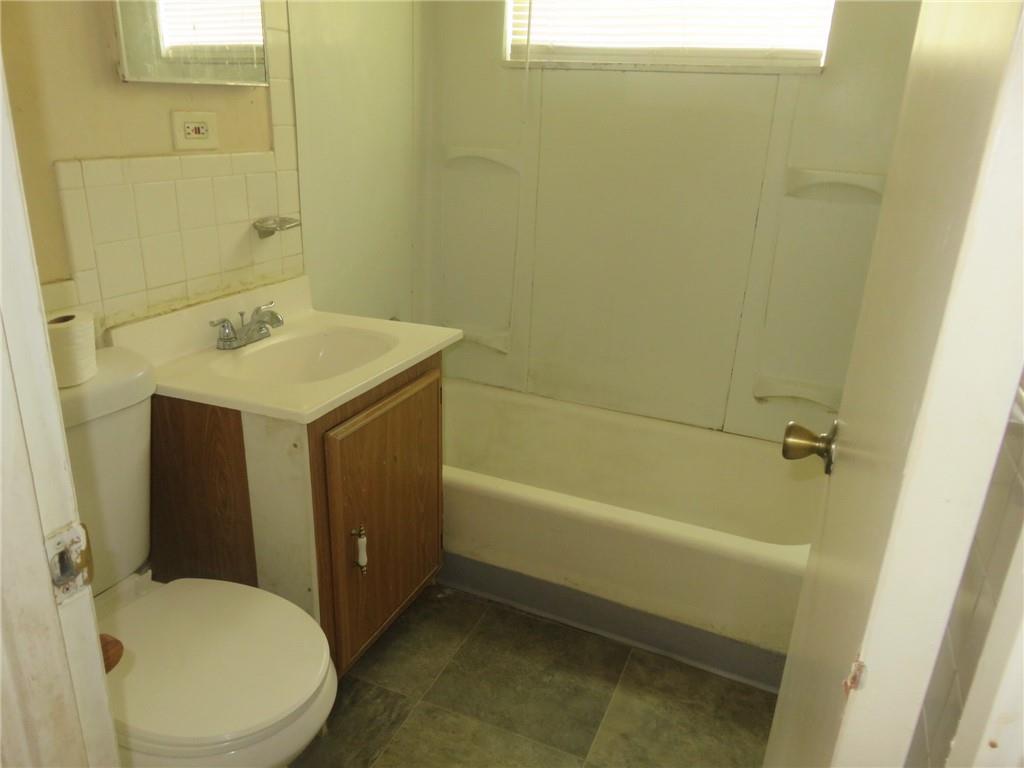 Kansas City, Missouri 64134, United States, 3 Bedrooms Bedrooms, ,1 BathroomBathrooms,Residential,Pending,185983