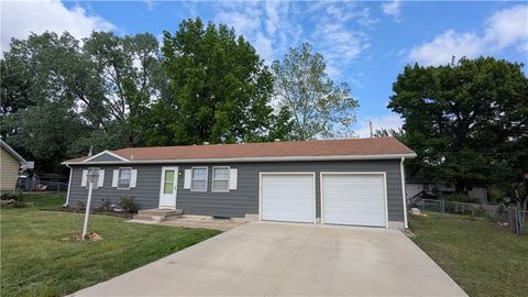 Photo of 3622 SE Pinecrest Court SE, Topeka, KS 66605 (MLS # 2618384)