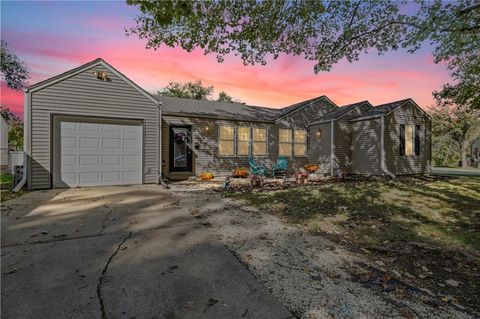 210 NE Maple Street, Lee\'s Summit, MO 64063 - MLS#: 2583923