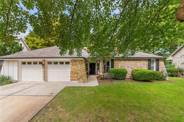 1104 NE OAK TREE DR, LEES SUMMIT, MO 64086 - Image 9e94ccbd90ab7259a7bec4e2fa7778fd/3461980885