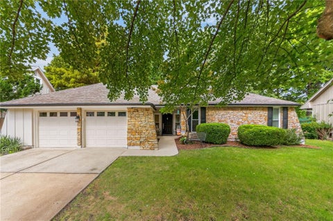 Photo of 1104 NE Oak Tree Drive, Lees Summit, MO 64086 (MLS # 2642895)