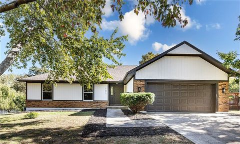 Photo of 9609 W 83rd Terrace, Overland Park, KS 66212 (MLS # 2583934)