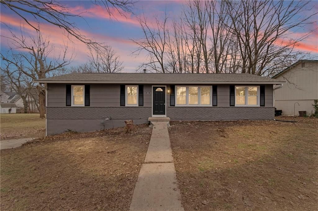 Photo of 805 Howard Lane, Liberty, MO 64068 (MLS # 2594721)