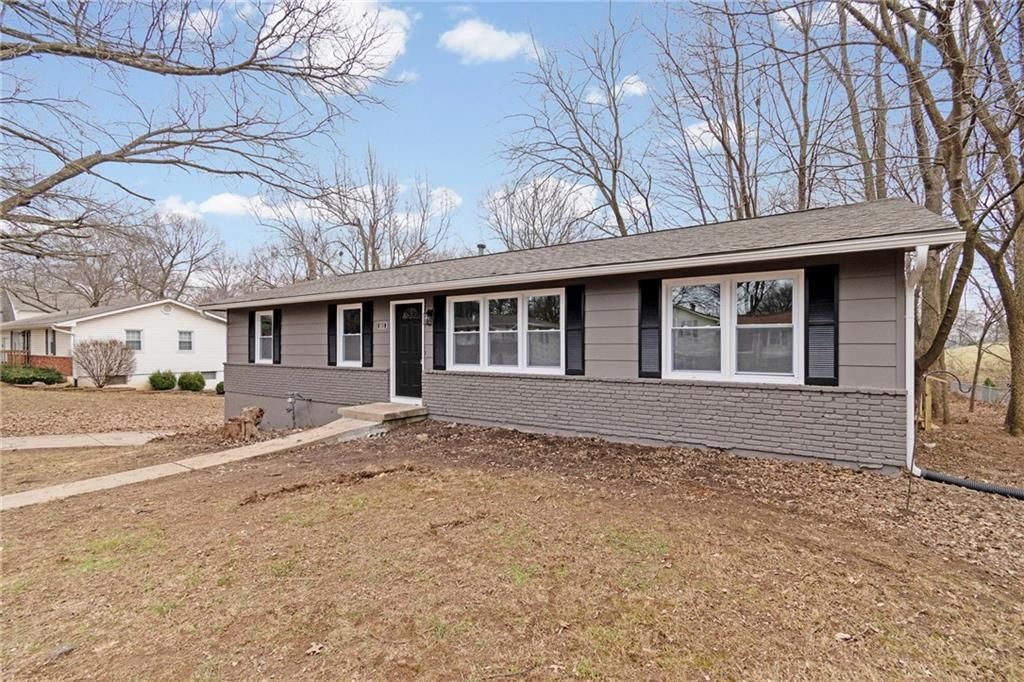 Photo of 805 Howard Lane, Liberty, MO 64068 (MLS # 2594721)