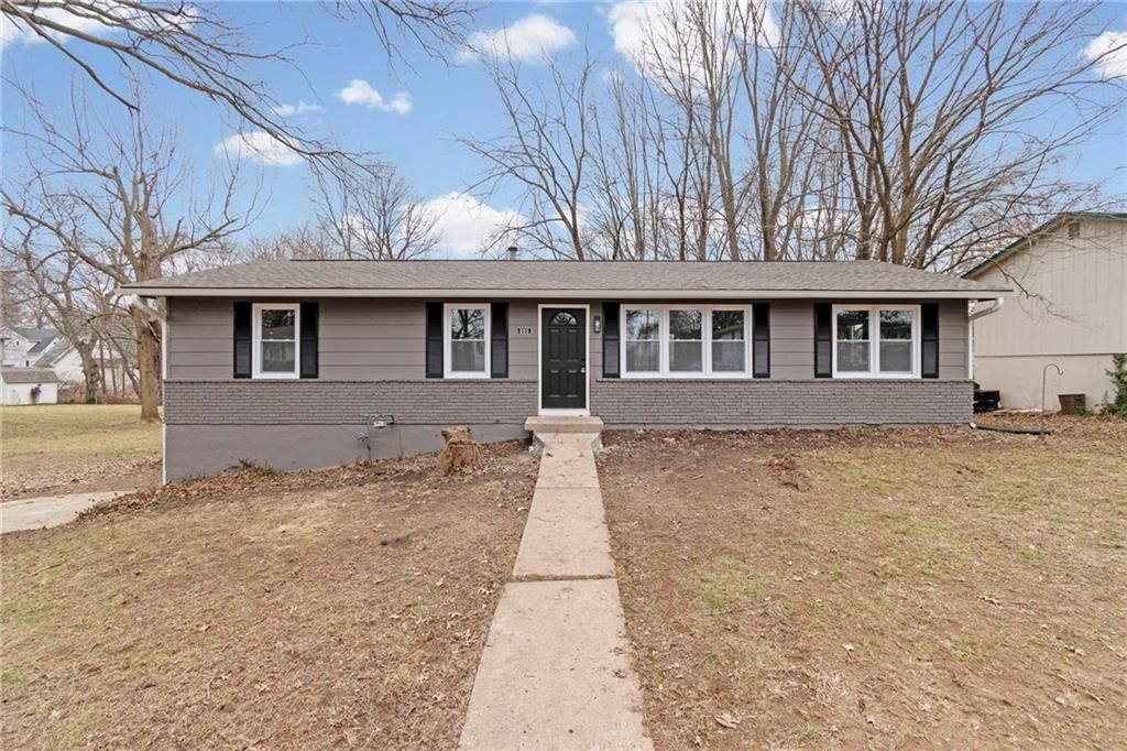 Photo of 805 Howard Lane, Liberty, MO 64068 (MLS # 2594721)