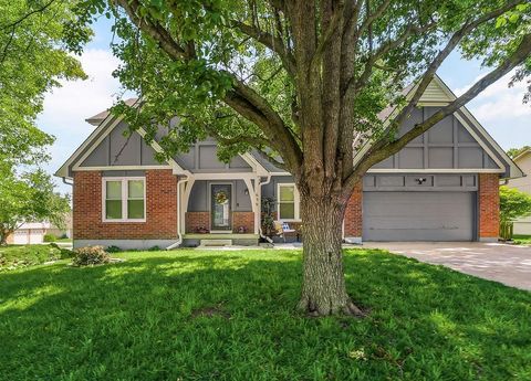 Photo of 639 NE Bordner Drive, Lees Summit, MO 64086 (MLS # 2618145)