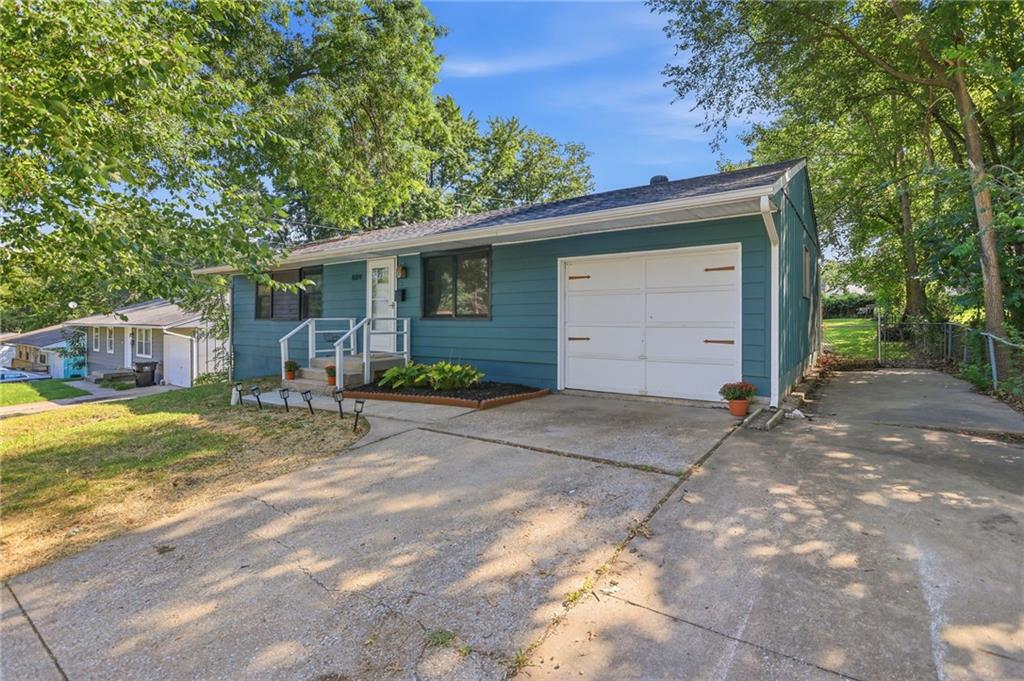809 N POWAHATAN Drive